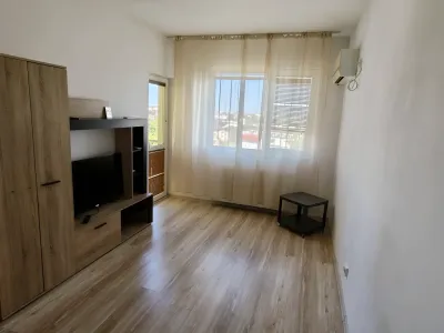 Garsoniera vanzare Sector 3 Bucuresti living luminos parchet